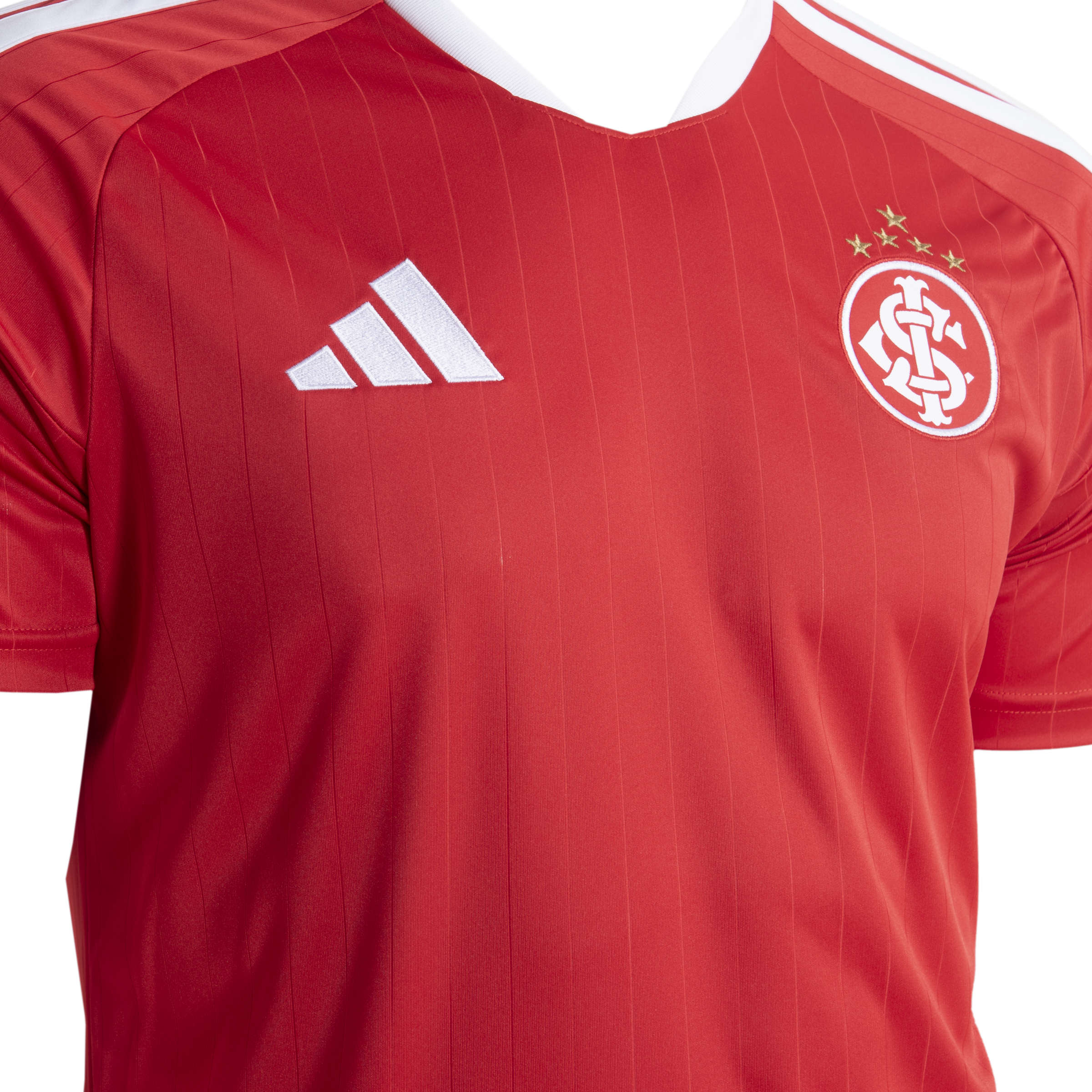 Vista lateral da camisa masculina vermelha Adidas com detalhes do logotipo e gola redonda